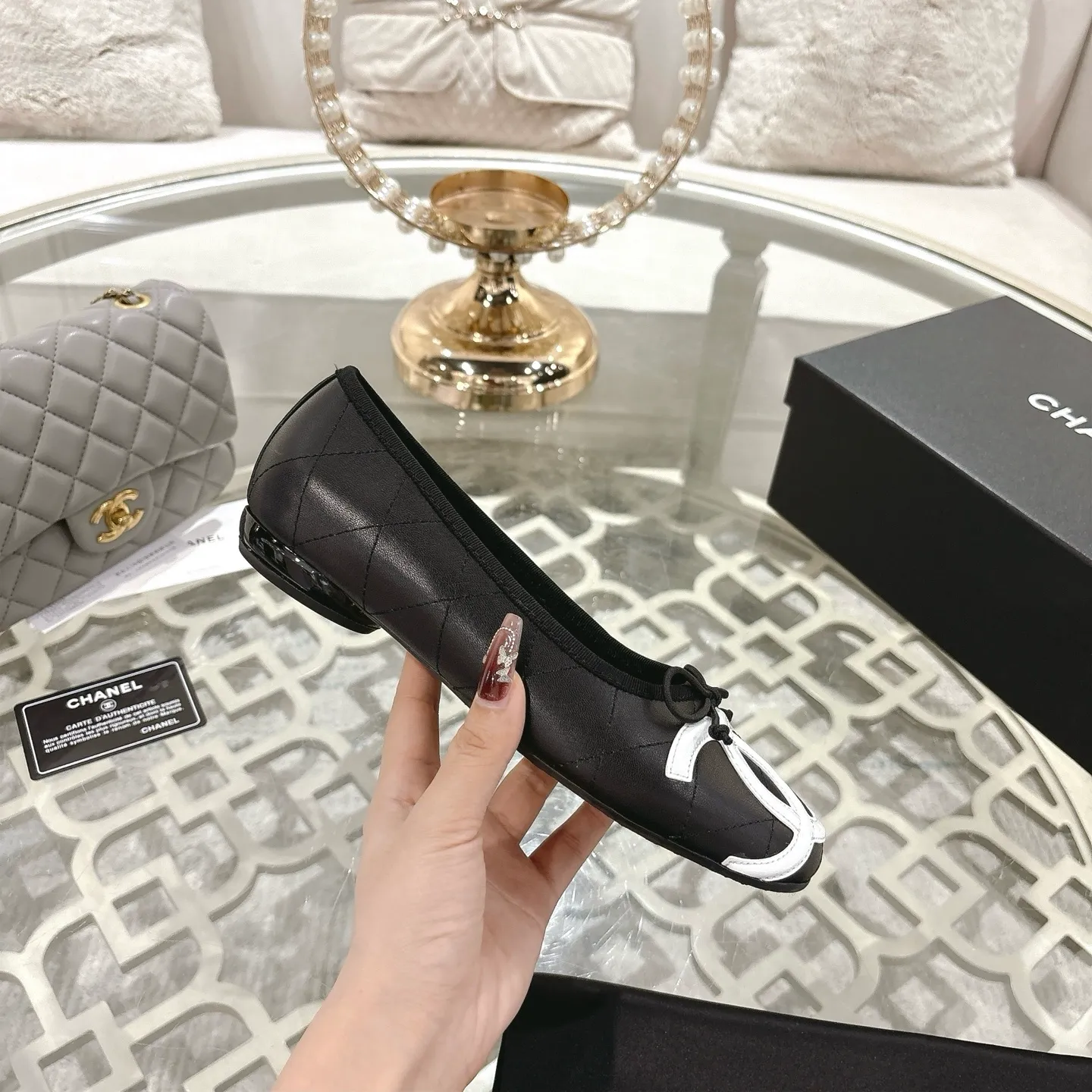 👟👟Ex-factory price 540👟👟 [Purchase-level quality] CHANEL Xiaoxiang 25/A new summer bow-tie shoes 💃 This pair of "dancing shoes" is really breathtakingly beautiful! Made of cowhide fabric + exquisite electric embroidery, every detail exudes a sense of high-end ~ classic bow design, Italian genuine leather sole, comfortable and elegant on the feet, a perfect must-have for fairies!  🌟 All counters are from the same source! All materials are customized according to the original 1:1, and are developed and patterned from genuine products. The quality is absolutely assured ~ a classic that must be bought every year, a versatile artifact that looks great whether paired with skirts or jeans!  💖 The perfect finishing touch for summer outfits, sisters, just do it! 👉 Fabric: Imported sheepskin Lining: Imported sheepskin Outsole: Private molded outsole Size: 35-40 Leather surface